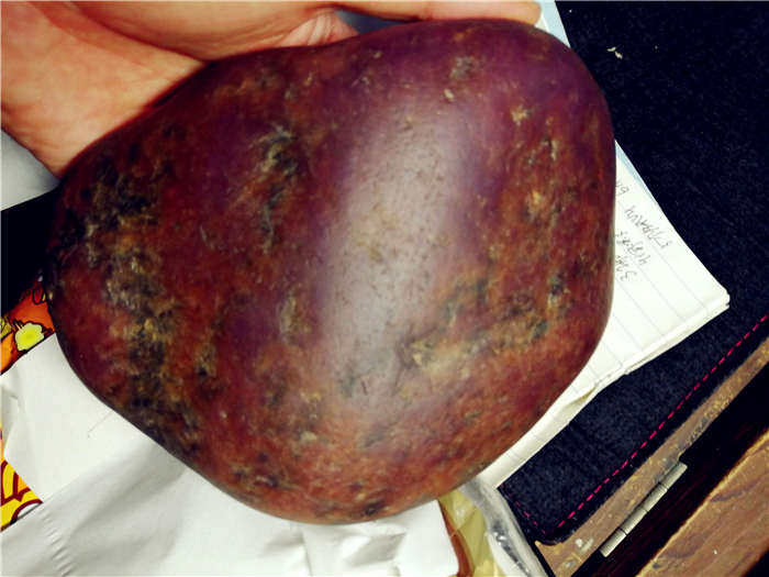 2.2公斤新疆和田玉籽料桃花玉紫罗兰直闪石原石玩料