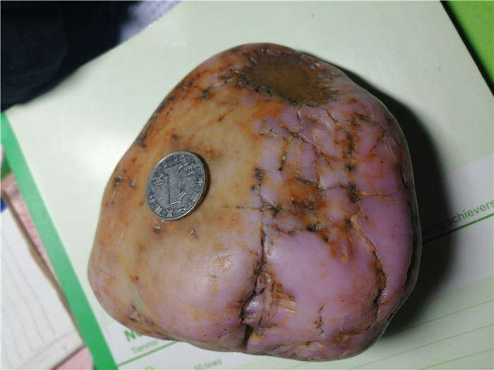 新疆和田玉籽料桃花玉紫罗兰原石玩料（1345克）(粉色的玉）