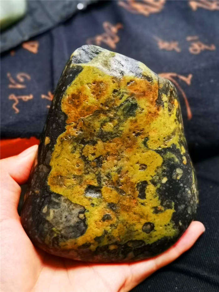 802克新疆和田玉籽料黄皮青花墨玉原石---雷锋同志（和田观赏玉）