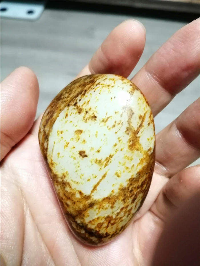 108克新疆和田玉籽料秋梨皮豹皮一级白原石玩料