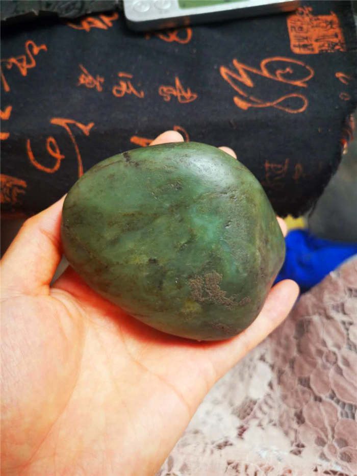 381克新疆和田玉籽料沙枣青直闪石原石玩料
