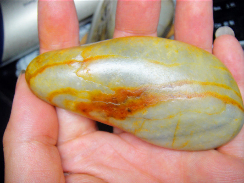 146克新疆和田玉籽料黄红皮原石玩料