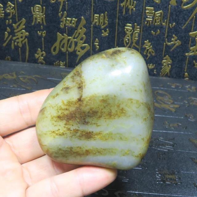 245克新疆和田玉籽料细腻秋梨皮原石玩料