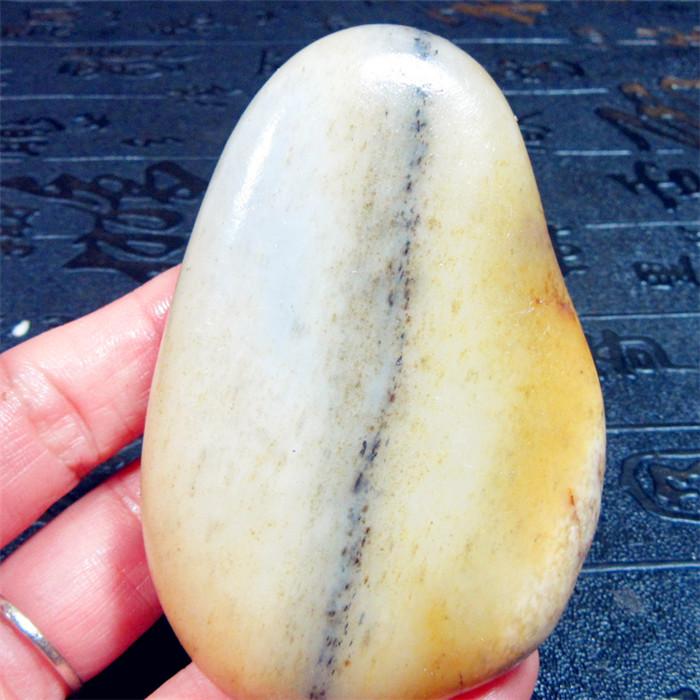 115克新疆和田玉籽料特色籽料原石玩料---一线天