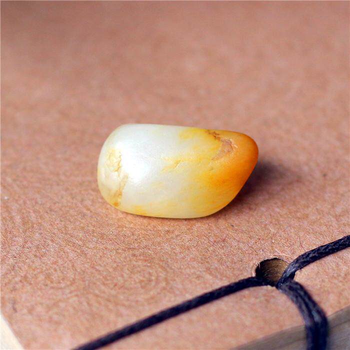 3.6克新疆和田玉籽料白玉黄皮小精品玩料