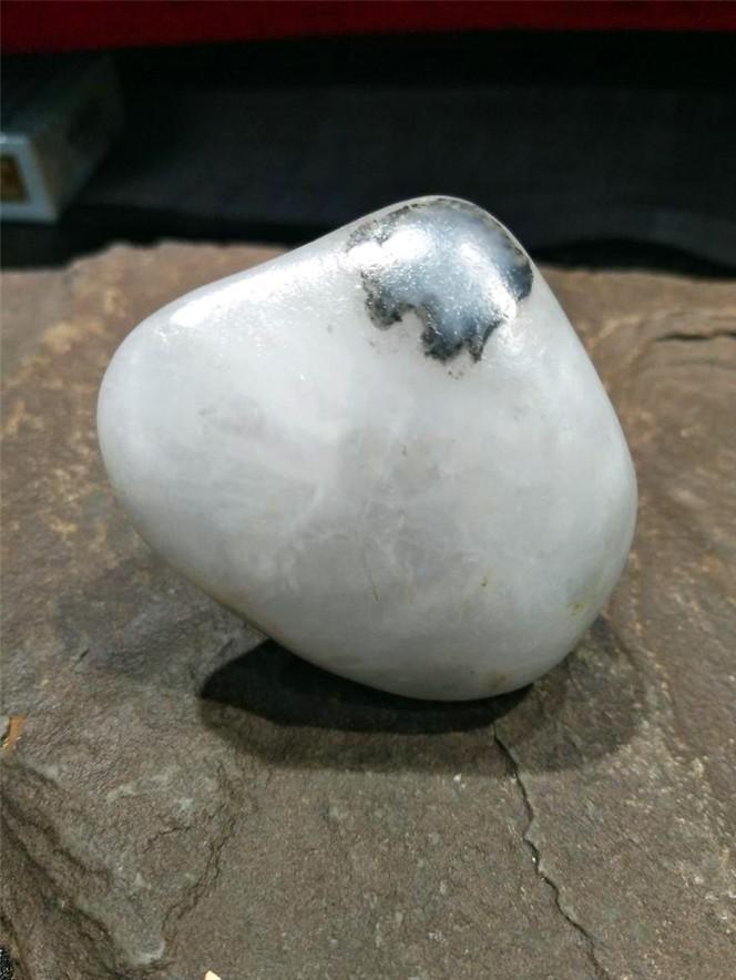 80克新疆和田玉籽料特色青花原石玩料（白玉一点黑）