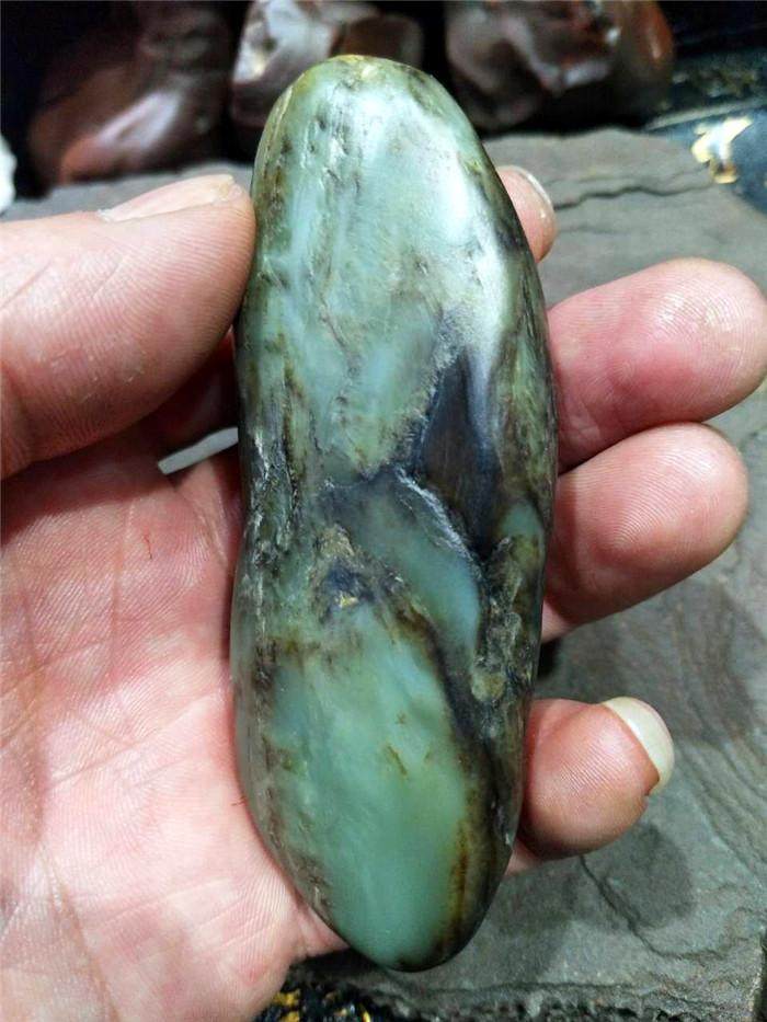 90克新疆和田玉籽料黑皮沙枣青直闪石原石玩料