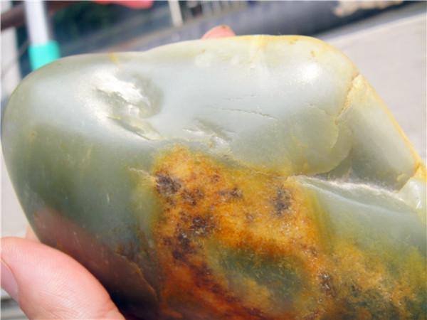 736克新疆和田玉籽料原石（僵边出细肉）