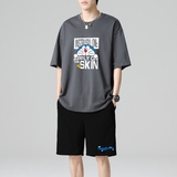 深灰上衣+黑裤子