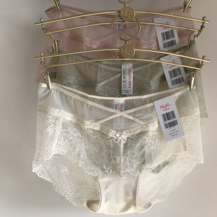 女内裤 曼妮芬春夏性感蕾丝中低腰无痕全棉档里三角裤 20612191