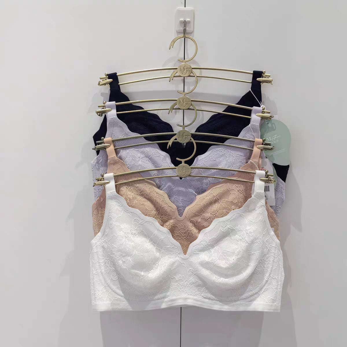 曼妮芬软胶圈超薄杯蕾丝无痕内衣舒适透气文胸20400516