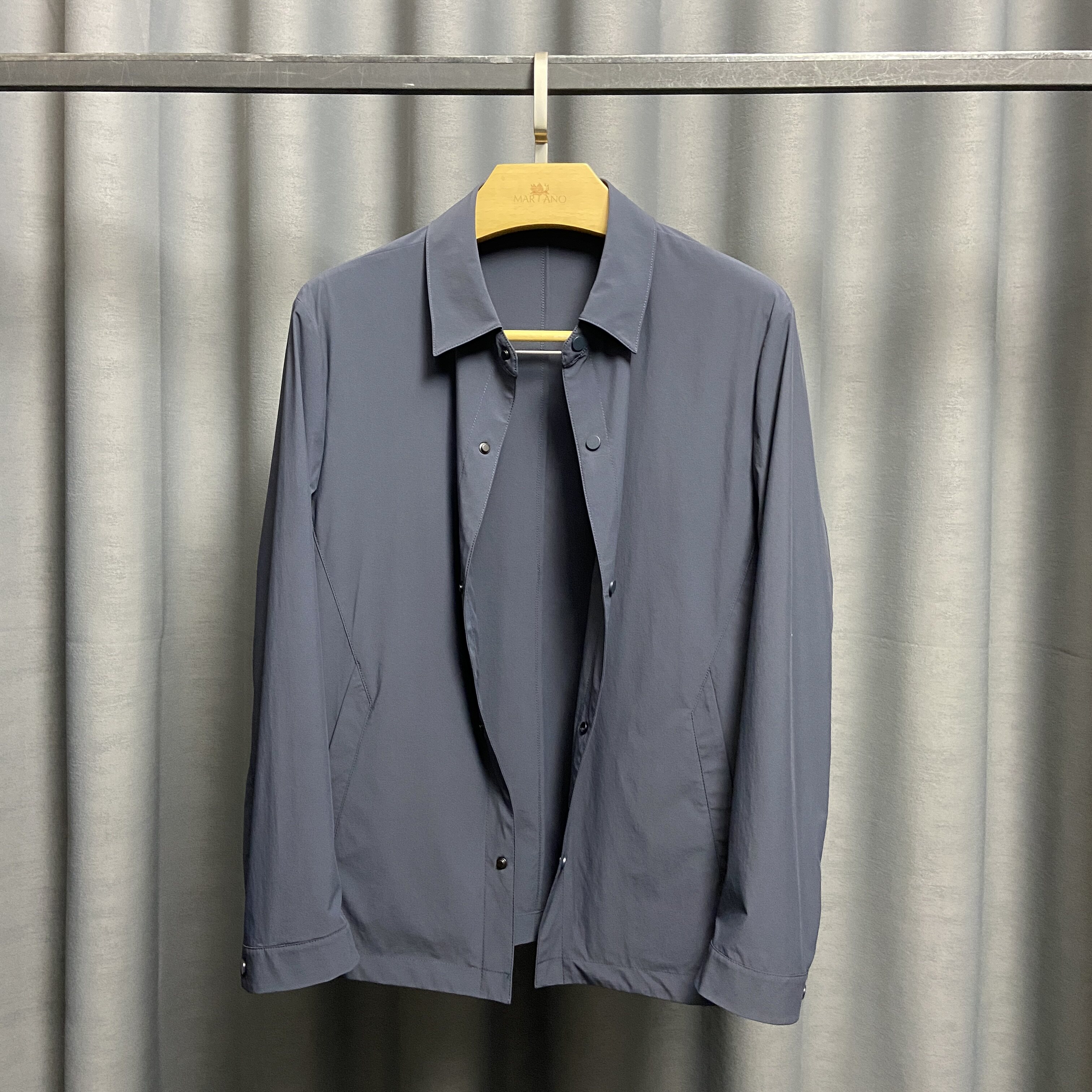 年轻商务翻领夹克 品牌专柜 高品质春外套 轻便有型短款扣版茄克