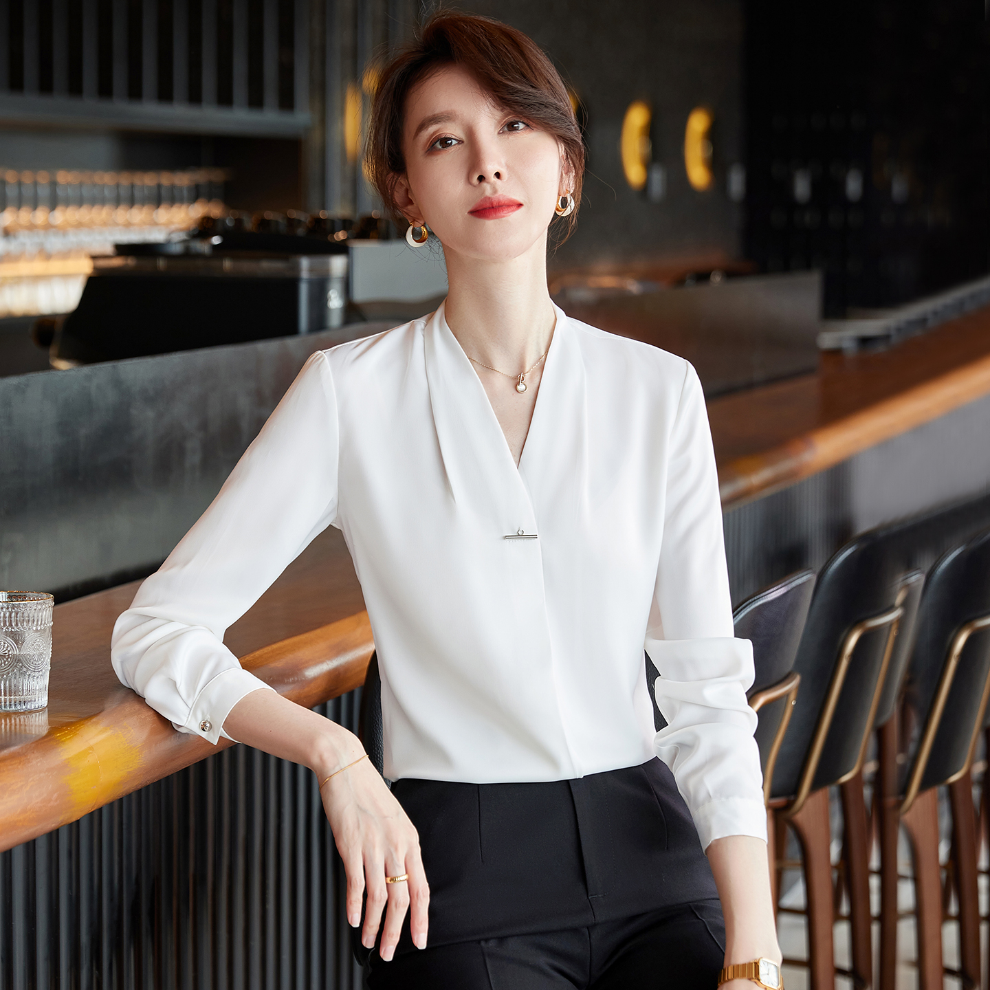 缎面V领衬衫女春秋长袖气质上衣套头打底衫面试工作服职业白衬衣