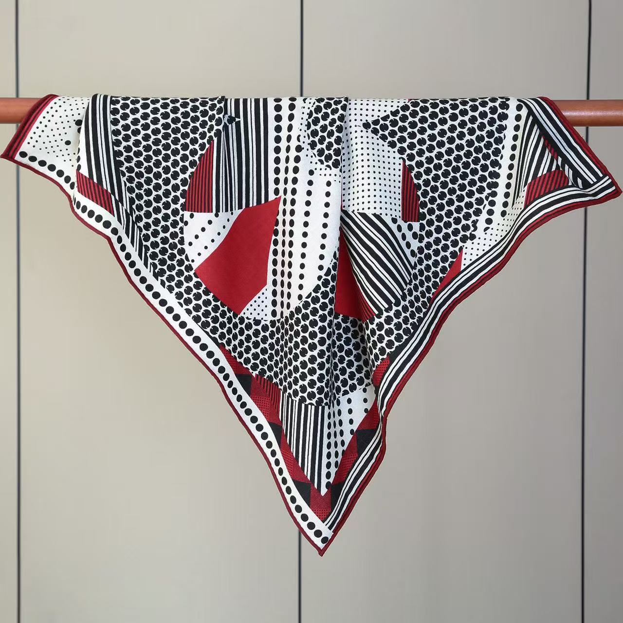 2025秋冬真丝羊毛丝毛方巾65cm波点四叶草感轻奢双面印花方巾