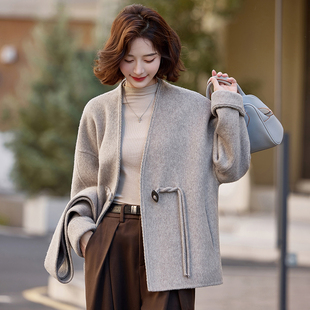 灰色双面羊绒大衣女配围巾2025秋冬新款减龄牛角扣小个子毛呢外套