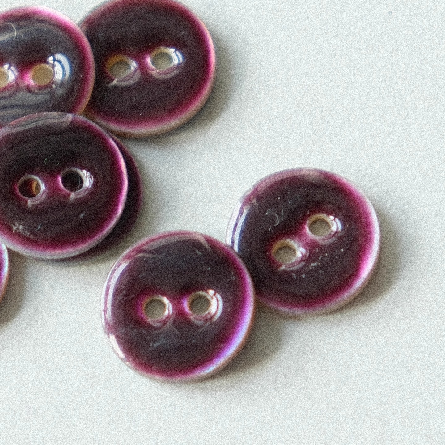 光亮酒红色树脂包裹贝壳纽扣