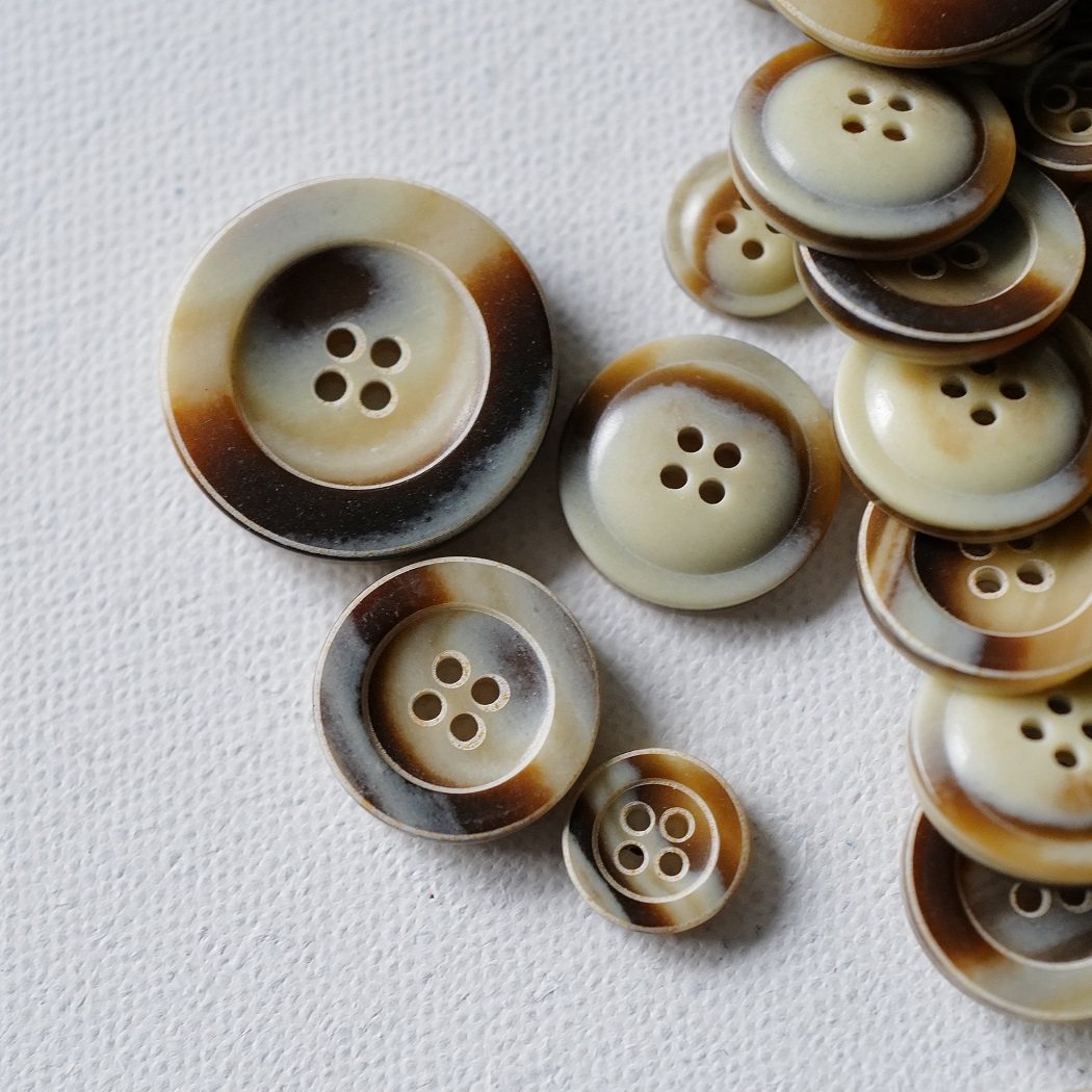 25mm18mm11mm1颗 英国textile garden重利用牛角材料太妃糖色纽扣