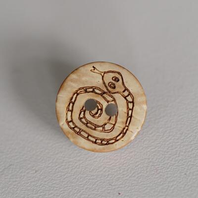 椰壳棕色可爱蛇宝宝纽扣