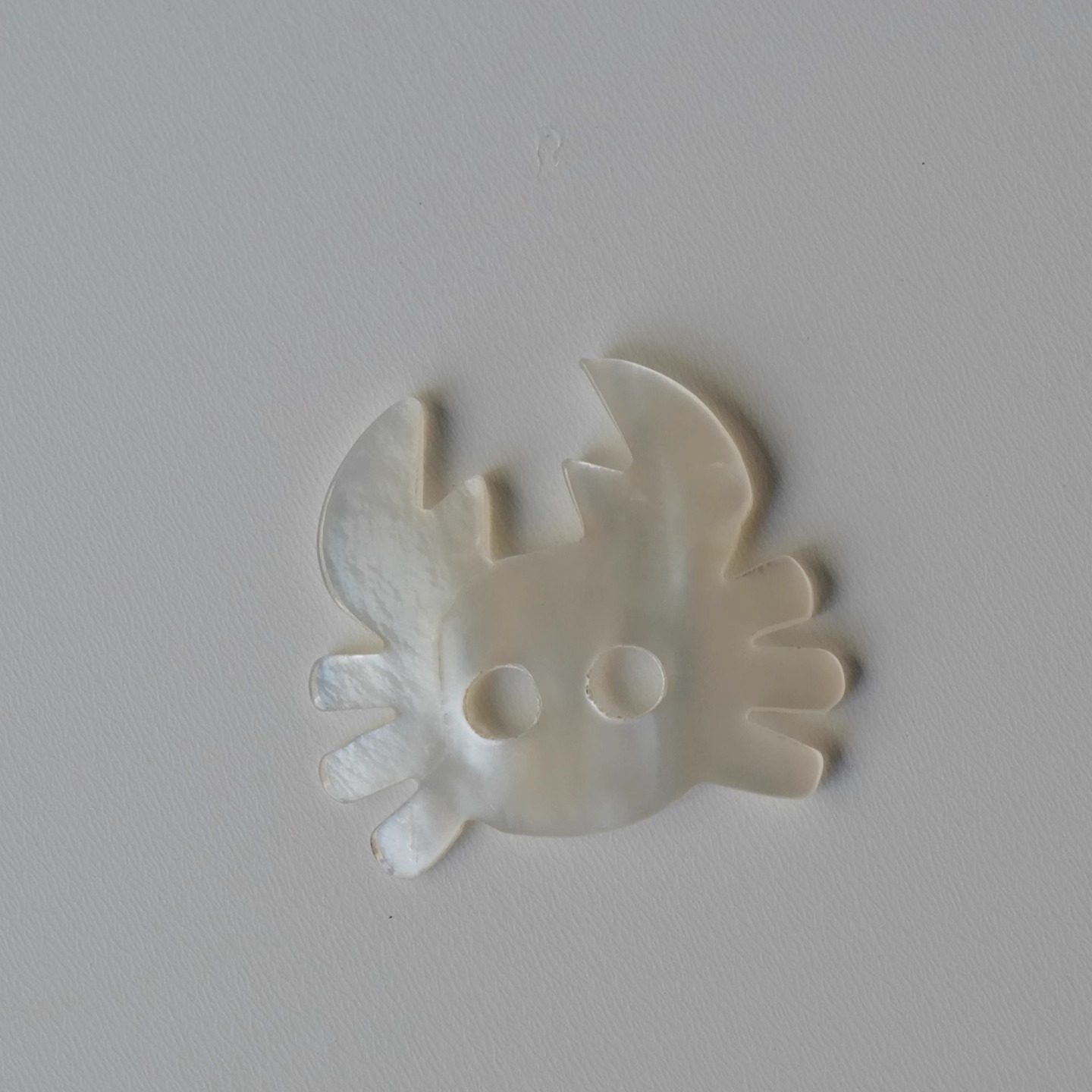 大约15mmx14mm一颗价德国JIM MOP贝母材质珍珠白小螃蟹造型纽扣