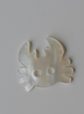 大约15mmx14mm一颗价德国JIM MOP贝母材质珍珠白小螃蟹造型纽扣