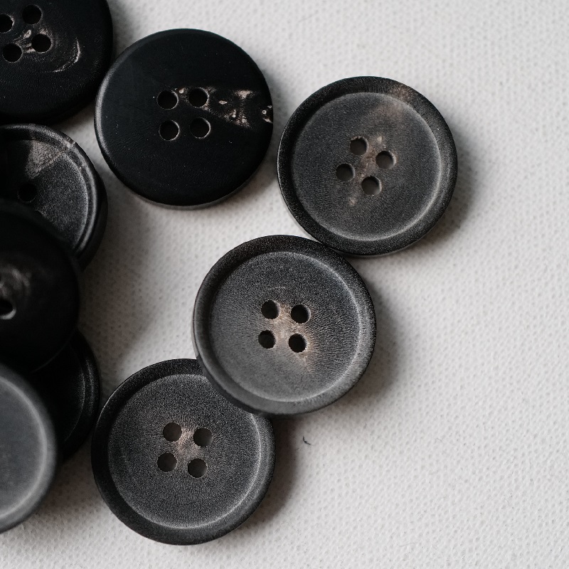 黑深灰水牛角自然纹理纽扣
