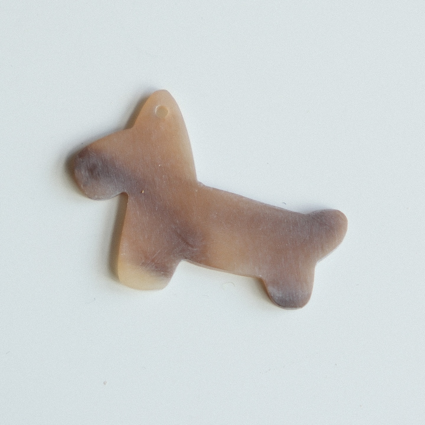 小狗不规则自然色单孔挂饰