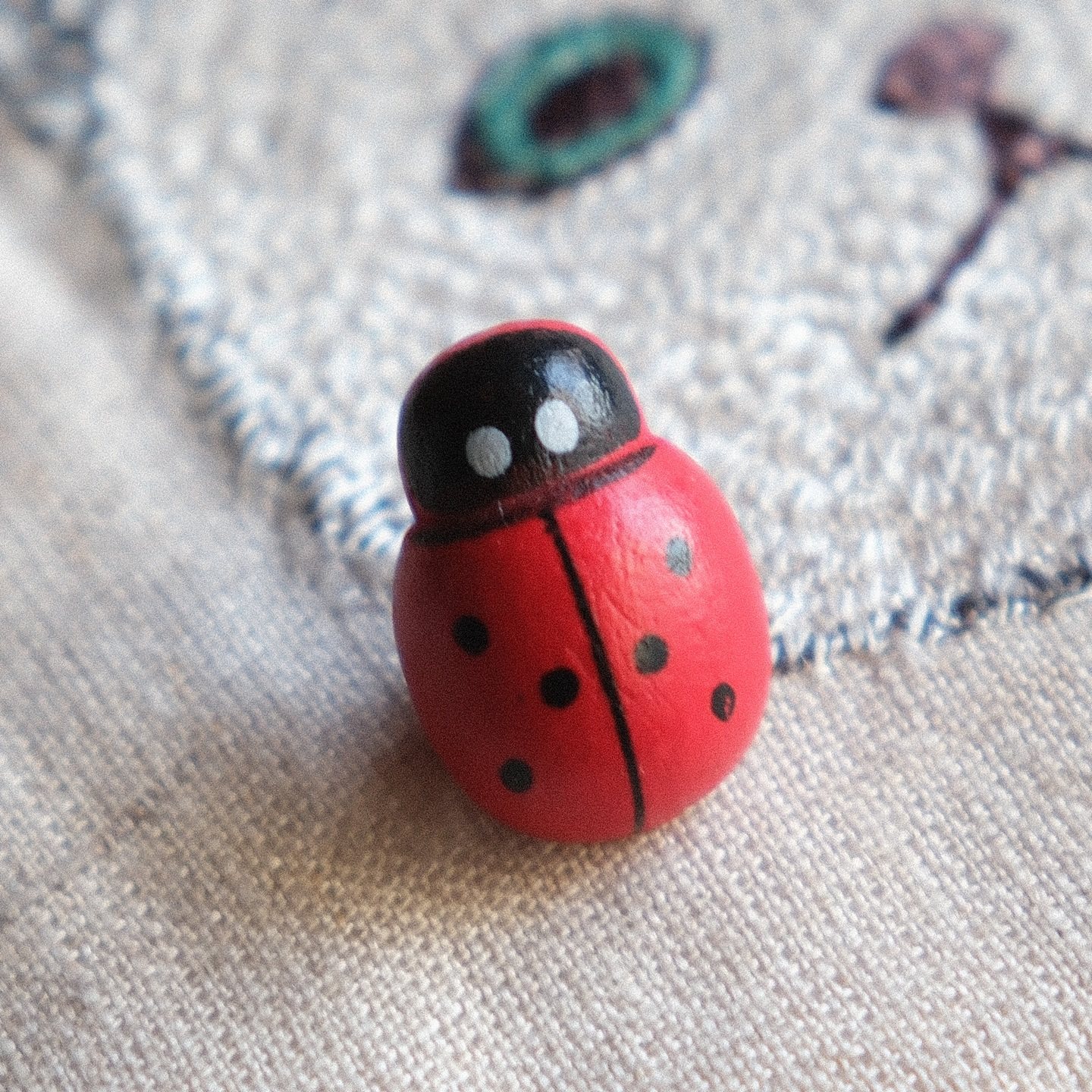 19mmx14mm一颗价 法国1950年代木质表面有清漆红色瓢虫童趣纽扣