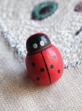 19mmx14mm一颗价 法国1950年代木质表面有清漆红色瓢虫童趣纽扣