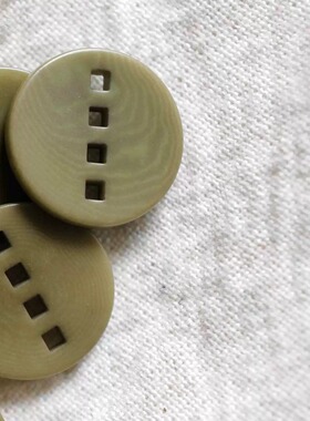 18mm1颗价英国Textile Gardern冷灰绿象牙棕榈4方孔纽扣