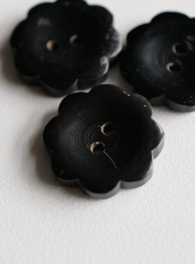 20mm一颗价格英国Textile Garden牛角自然不规则纹理花朵轮廓纽扣