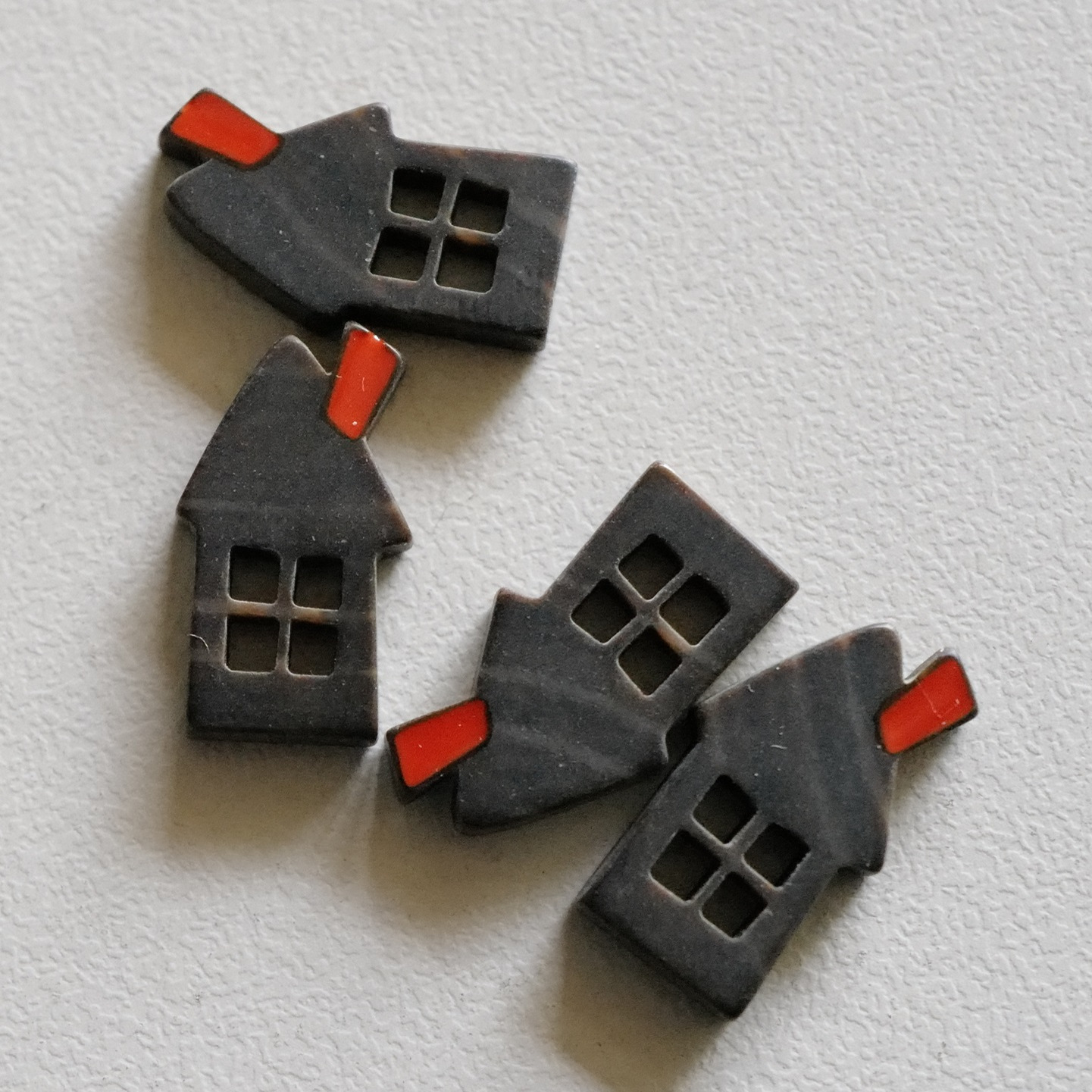 红色烟囱尖顶木屋造型纽扣