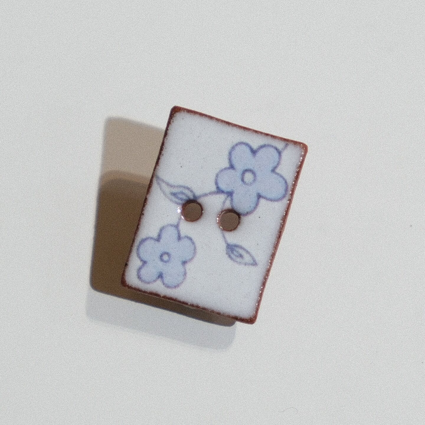 18mm&times;14mm一颗价英国Stockwell光亮白底蓝色花卉长方形陶瓷纽扣