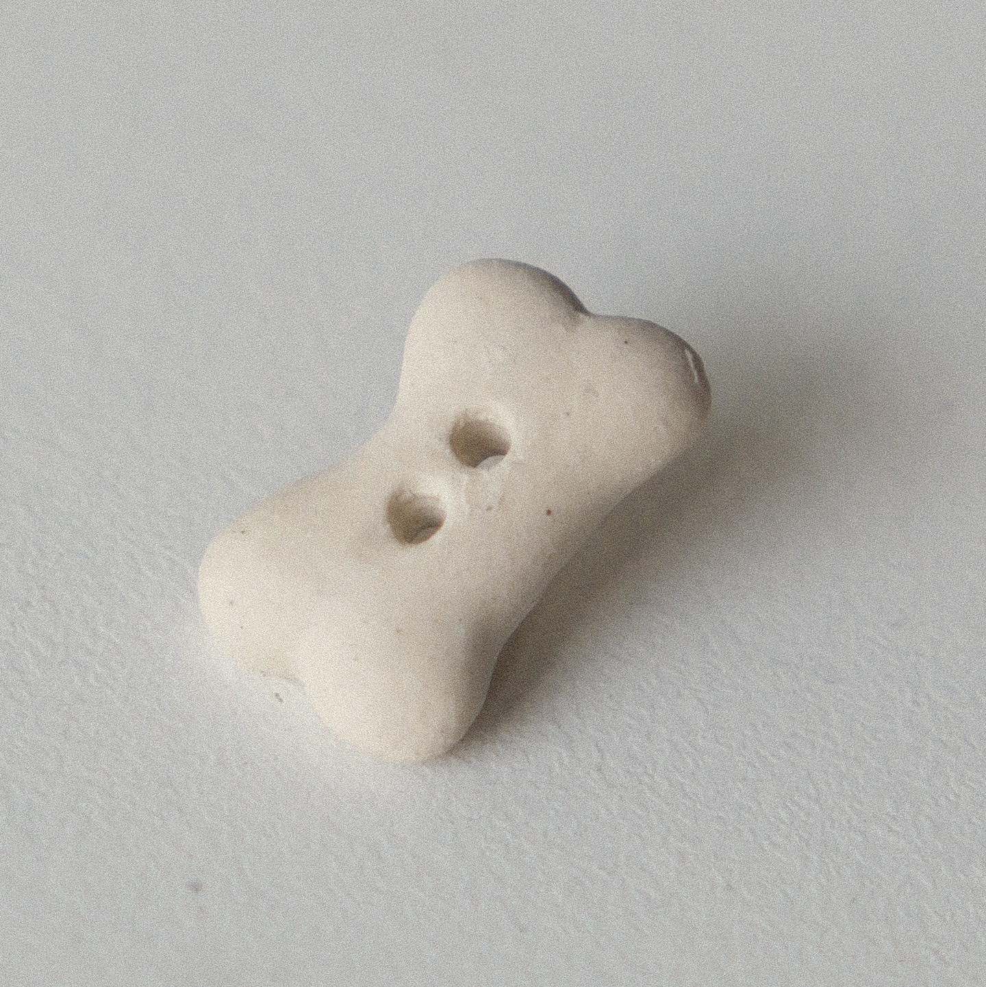可爱的骨头造型陶瓷纽扣