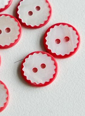 13mm 一颗价英国Textile Garden白色贝壳红色锯齿花纹边缘纽扣