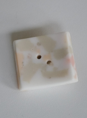 26mmx23mm仅1颗价英国Textile Garden瓦片形光水磨石风粉灰色纽扣