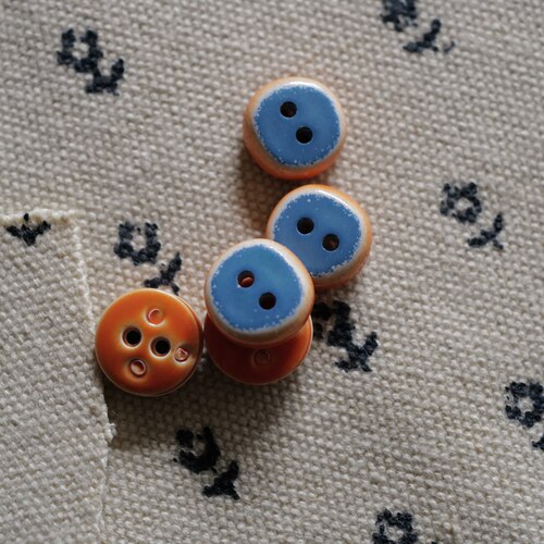 光亮橘边亮蓝顶部纽扣