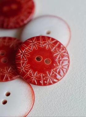 18mm一颗价格英国Textile Garden微暗红色光亮通透感贝壳刻纹纽扣