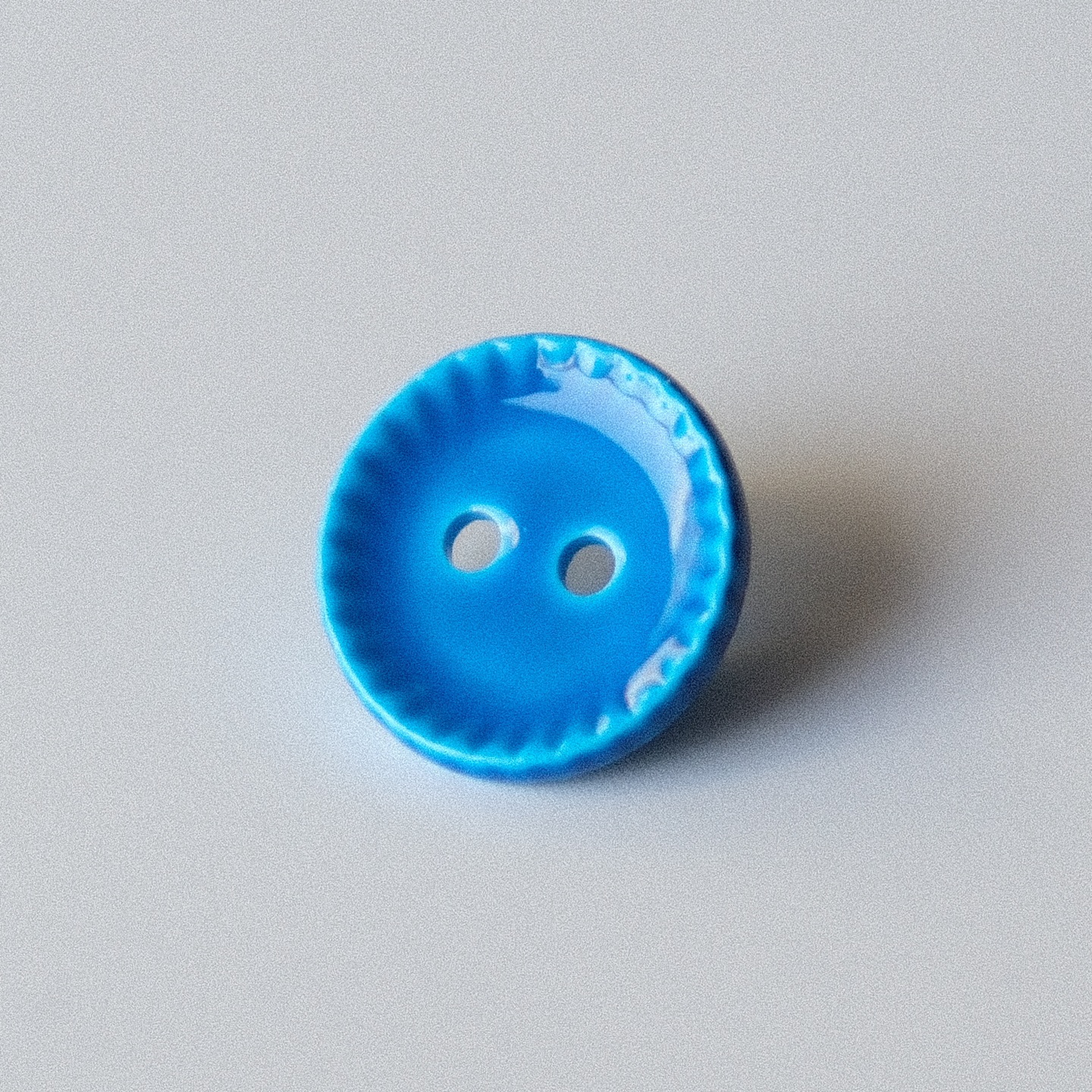 调色盘里的亮蓝色纹理凸边纽扣