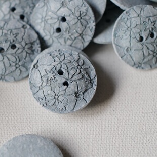 18mm23mm1颗英国Textile Garden花朵刻纹仿椰壳可再生材料蓝纽扣