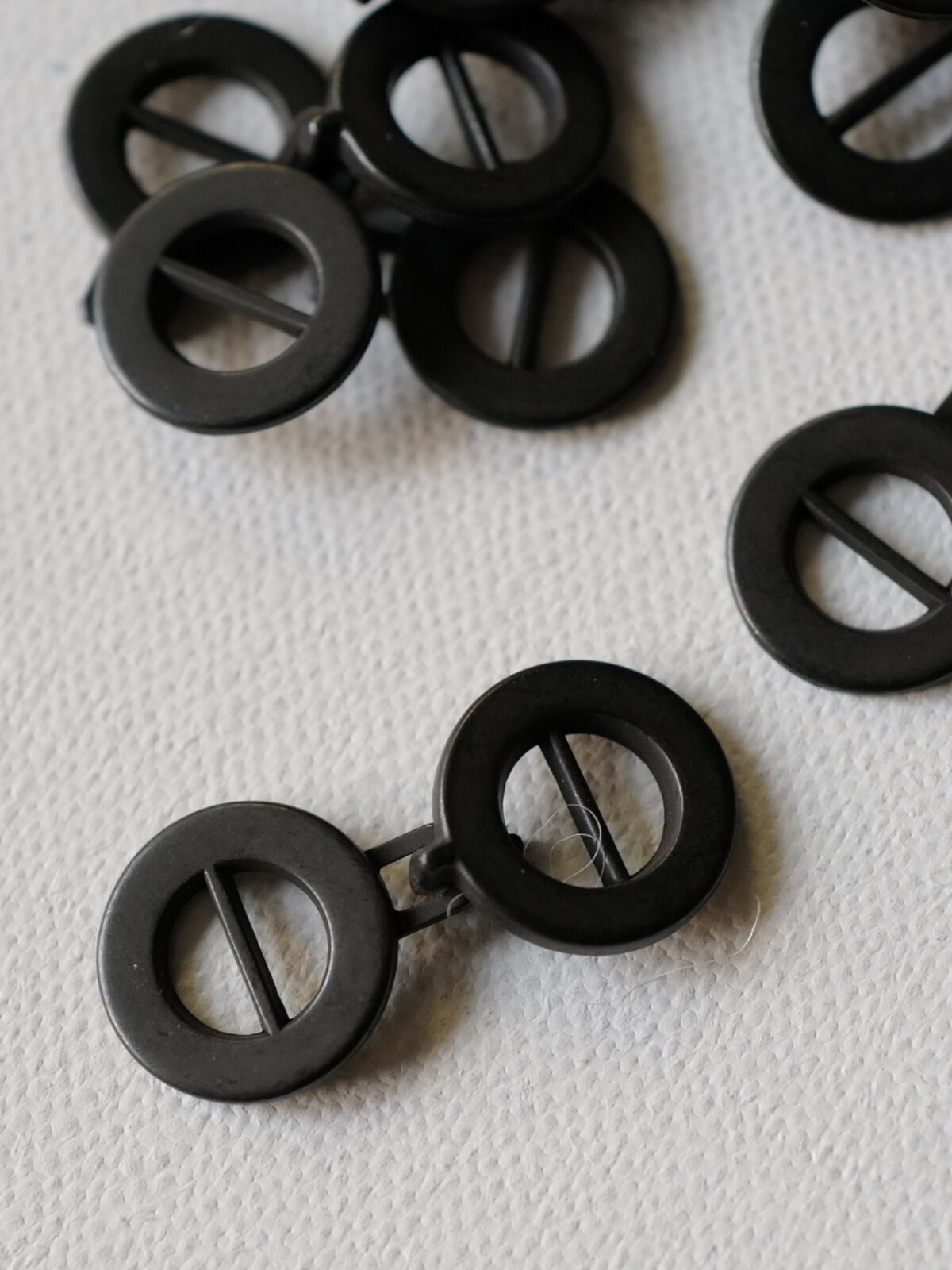 32MM 폭 후크 측정 쌍 가격 영국 섬유 정원 라운드 숯불 검은 금속 버클