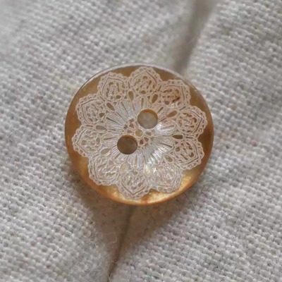 淡肉桂色边缘花纹贝壳纽扣