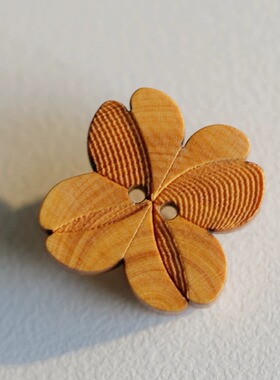 对角线20mm边长16mm 1颗英国Textile Garden木质花朵造型刻纹纽扣