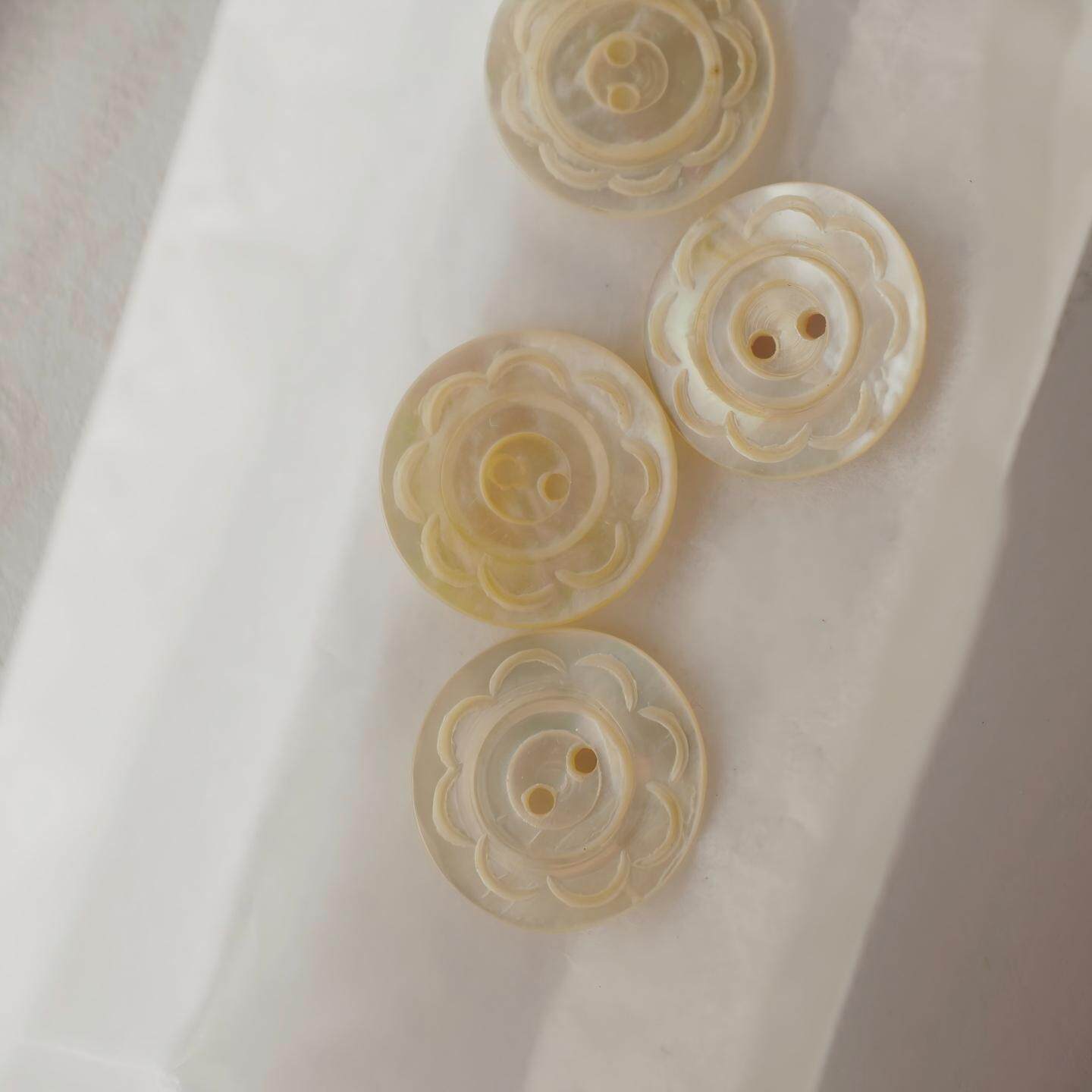 14mm不到一颗价英国VINTAGE 背面自然色珍珠母贝花朵刻纹纽扣