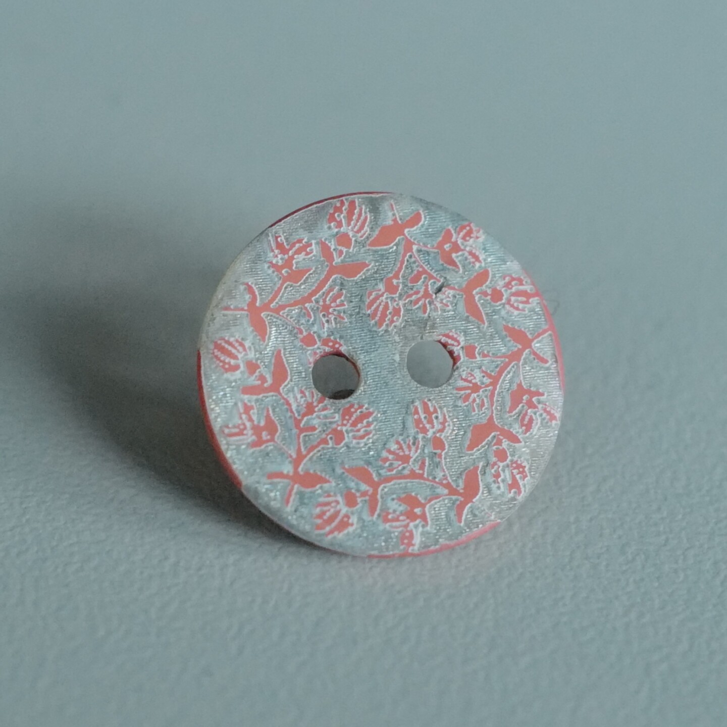 14mm一颗价英国Textile Garden粉橘色凸出花纹自然贝壳纽扣