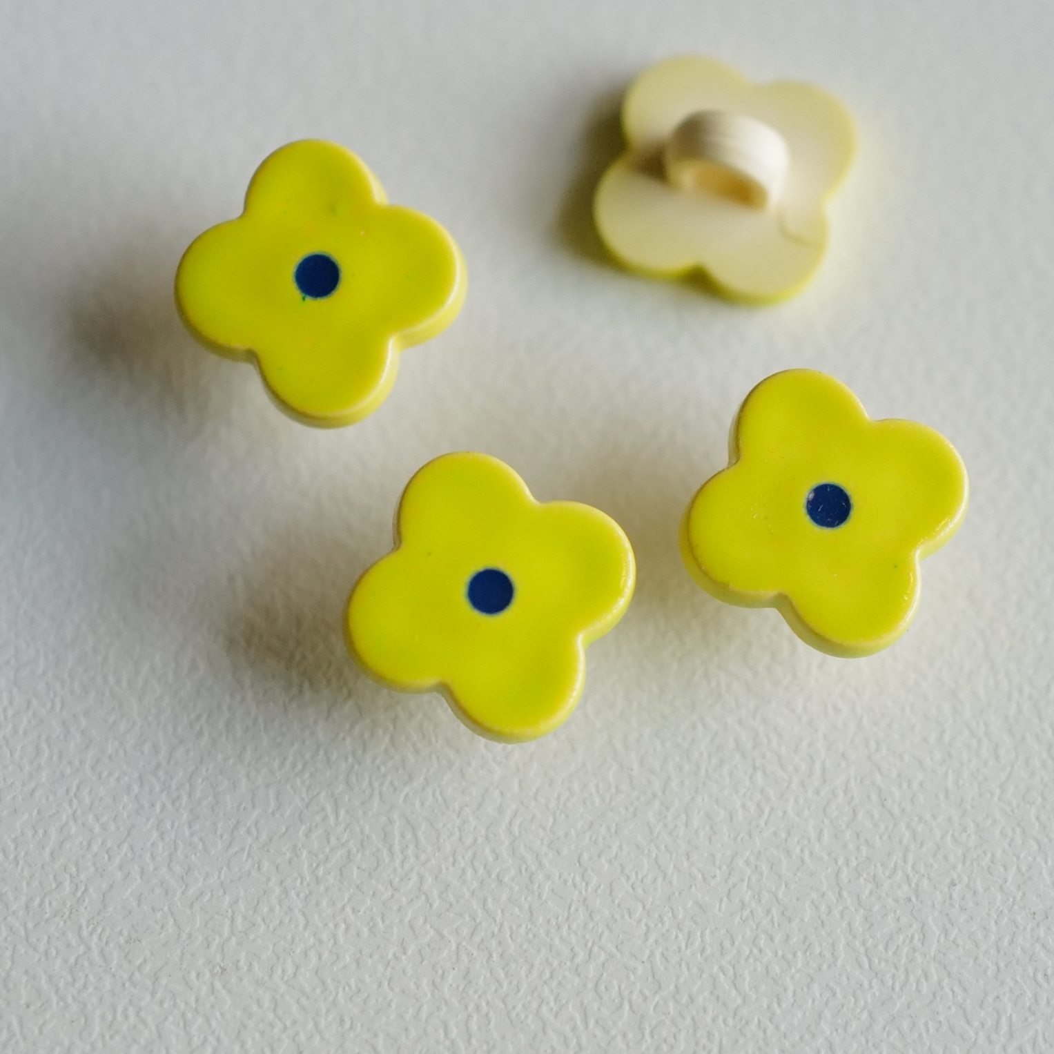 柠檬黄花蓝蕊树脂纽扣11mm