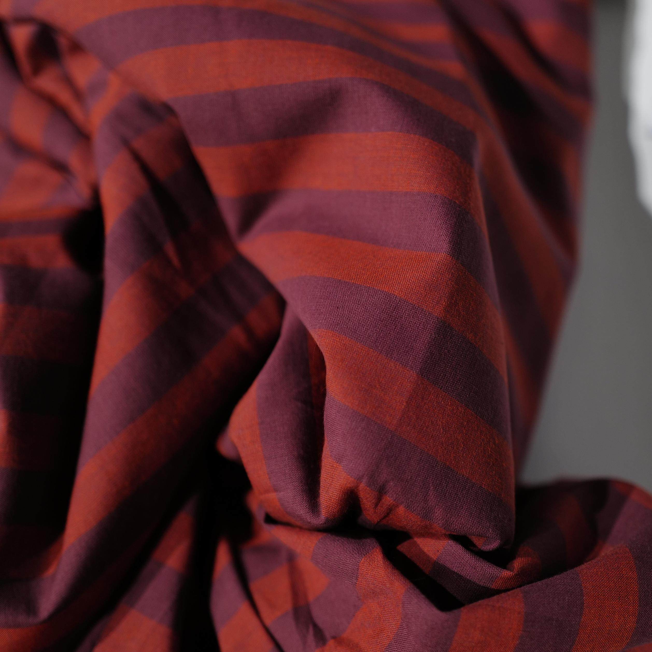 155cn宽波利暗红条纹有机棉布