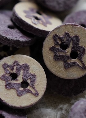 12mm 一颗价格英国 Textile Garden椰壳浅棕紫色叶片图案纽扣