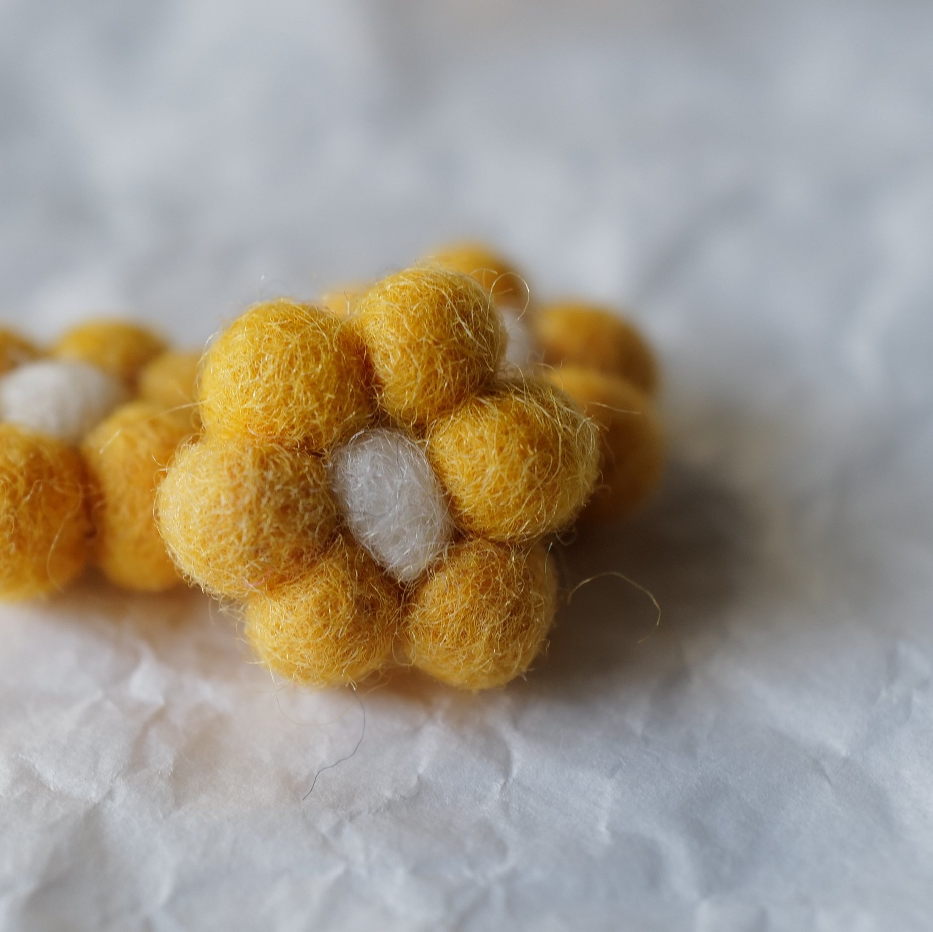 羊毛毡蜜蜂黄花瓣白色花蕊装饰件