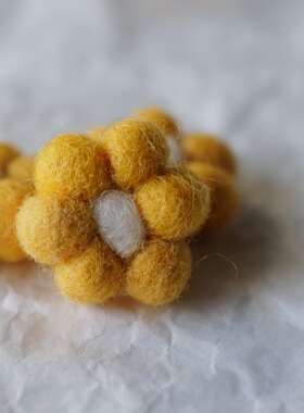 25mm 一个价格 德国JIM羊毛毡蜜蜂黄花瓣白色花蕊装饰件