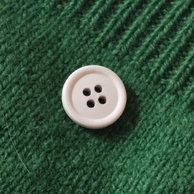 棉主材质仙鹤白四孔简洁纽扣